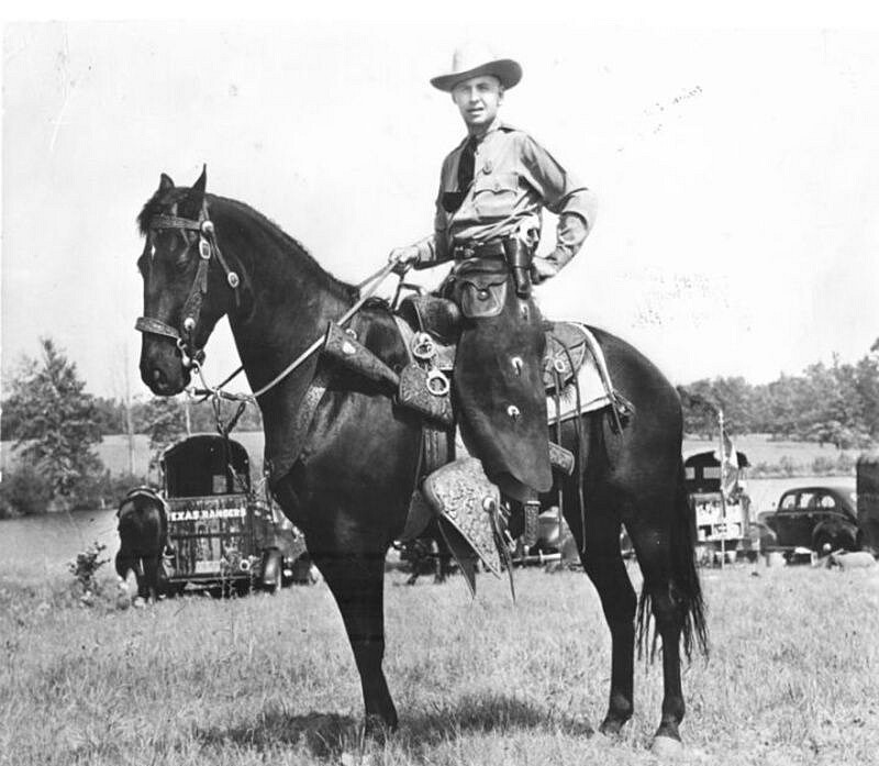 Gonzaullas on Horseback.jpg