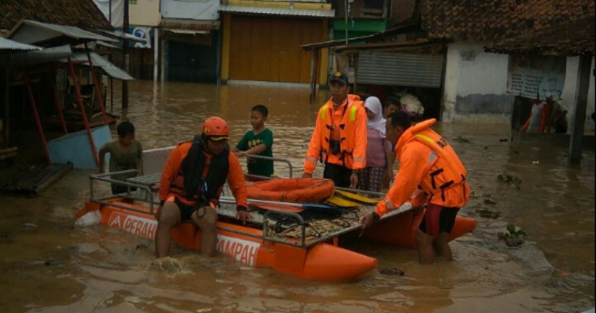 24 Dead, Dozens Missing After Flooding And Landslides In Indonesia (VIDEO)