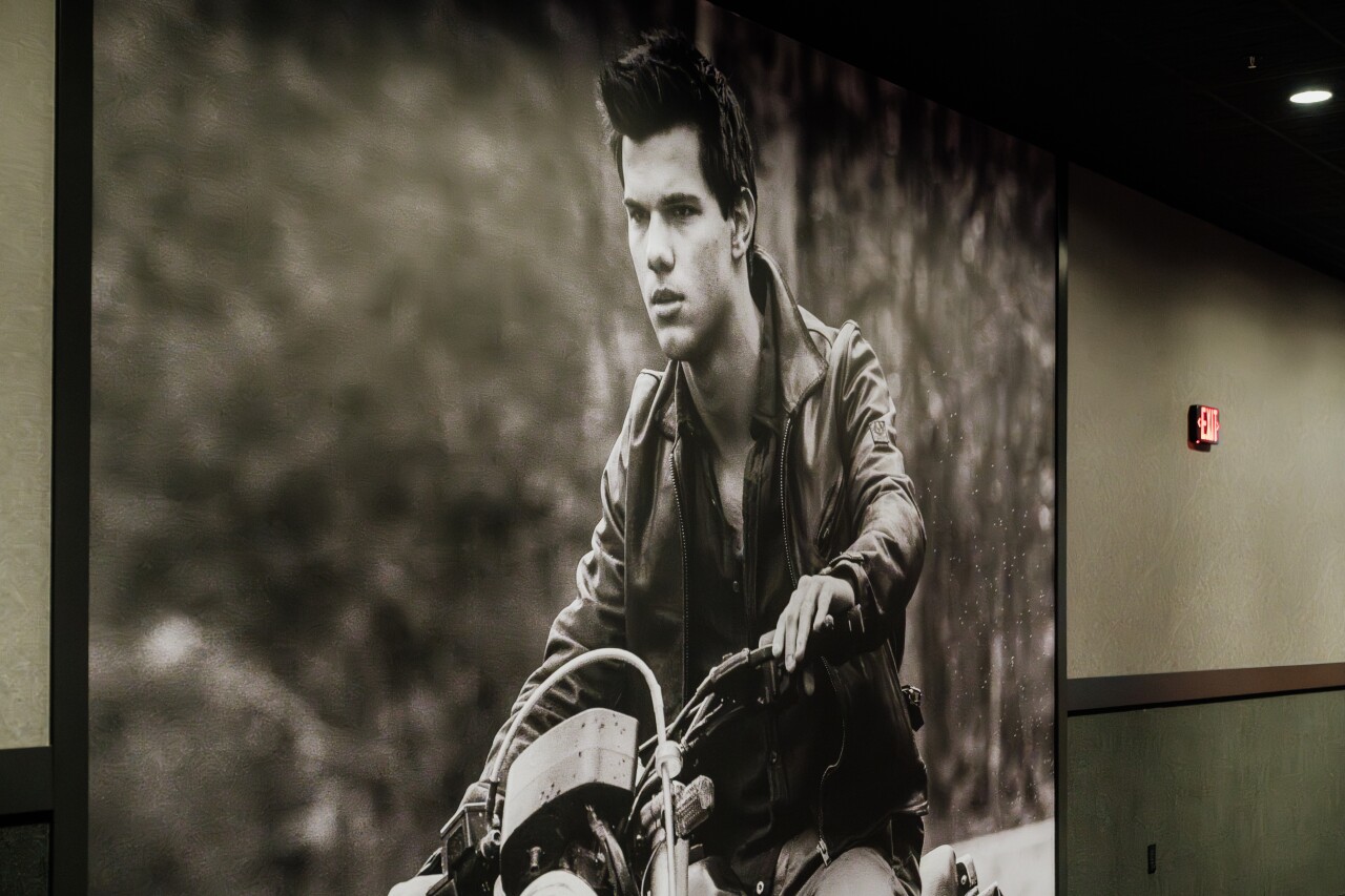 Hallway_TaylorLautner_rvrtwn_remodel-0009.jpg