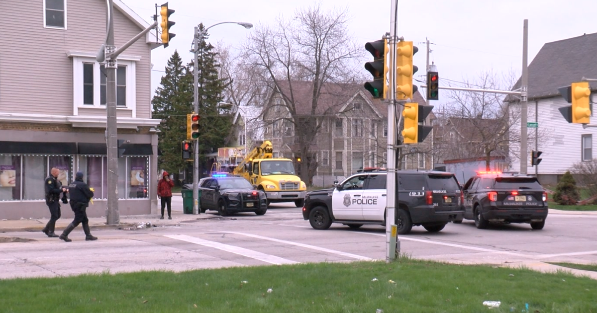 3 injured after driver runs red light, crashes into squad car