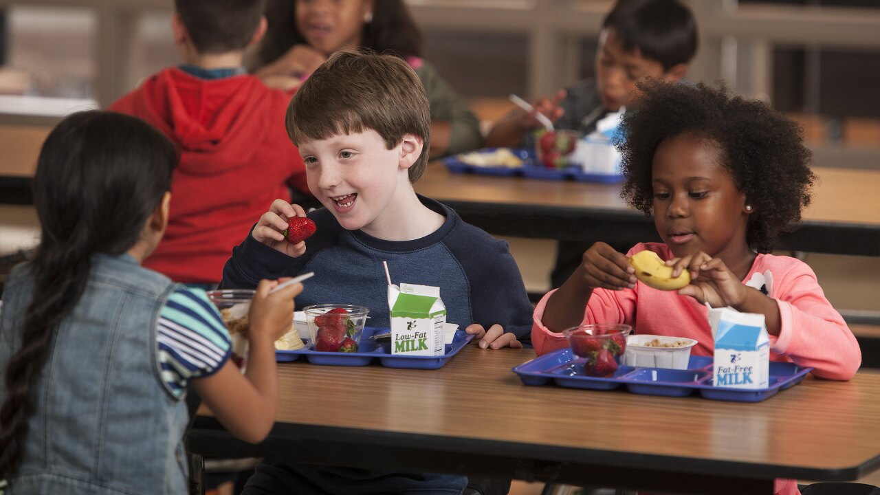 Kids eating lunch at school