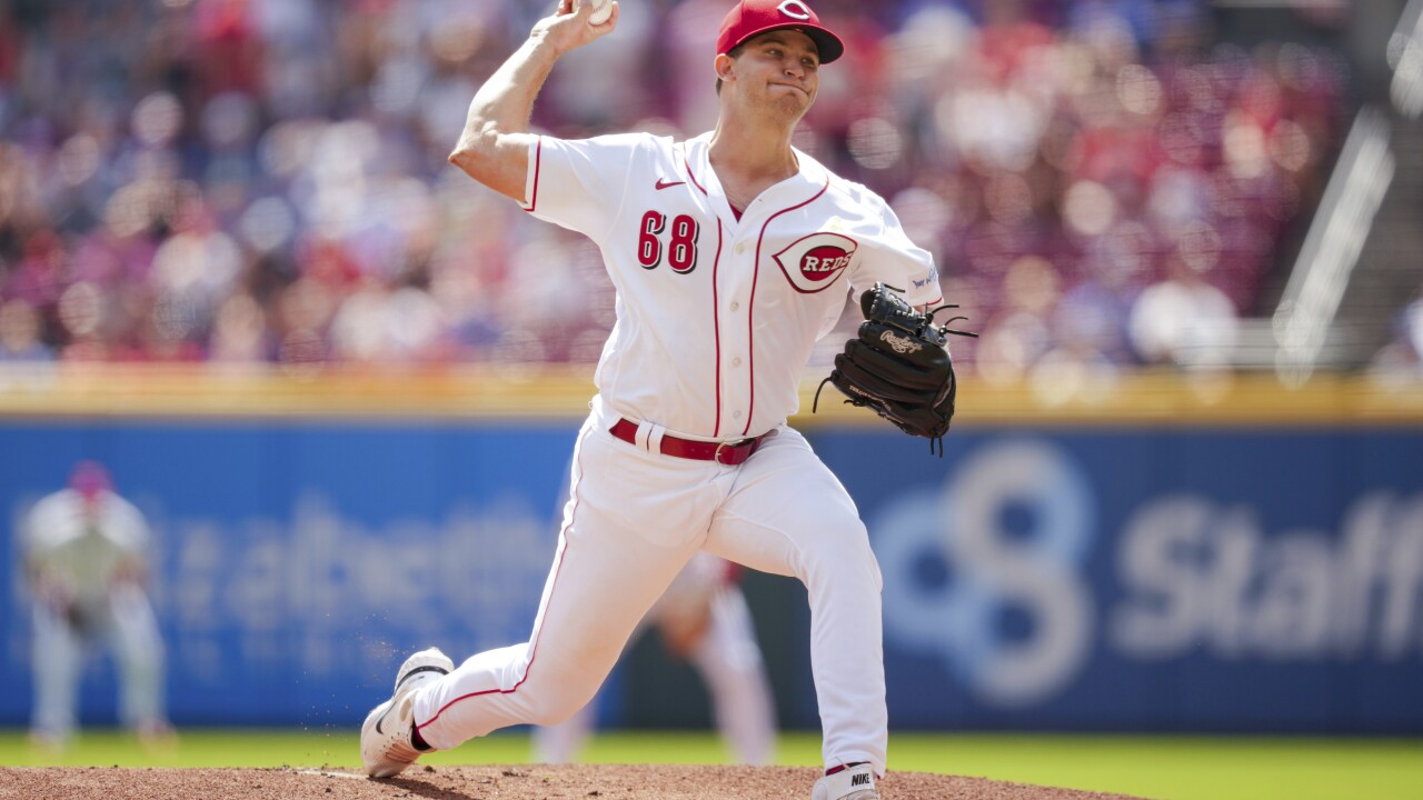 Cubs rout Reds 15-7 and split critical 4-game series