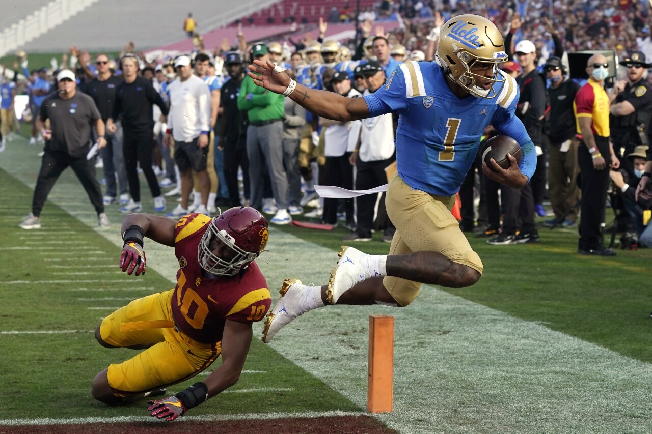 UCLA Bruins QB Dorian Thompson-Robinson runs for TD as Southern California Trojans linebacker Ralen Goforth defends, Nov. 20, 2021