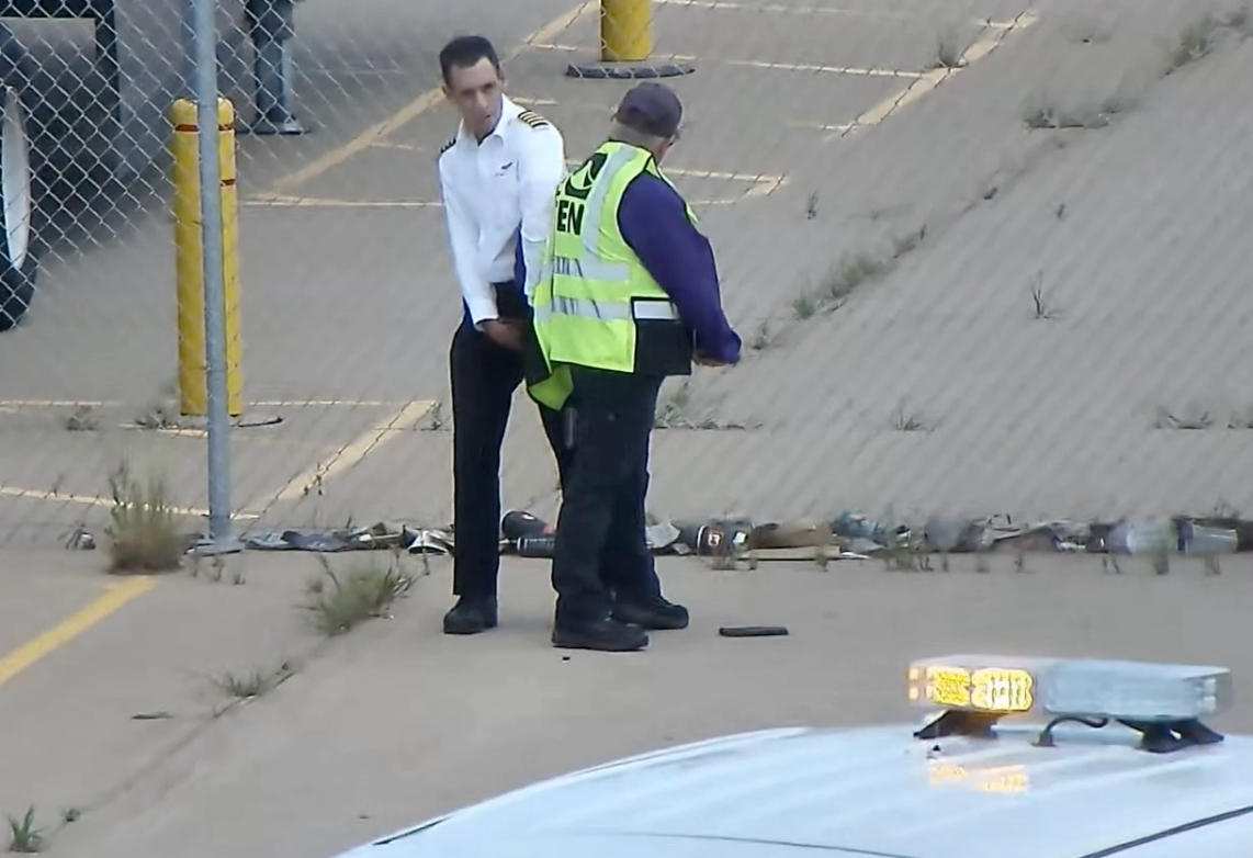 united airlines pilot struggle with axe.png