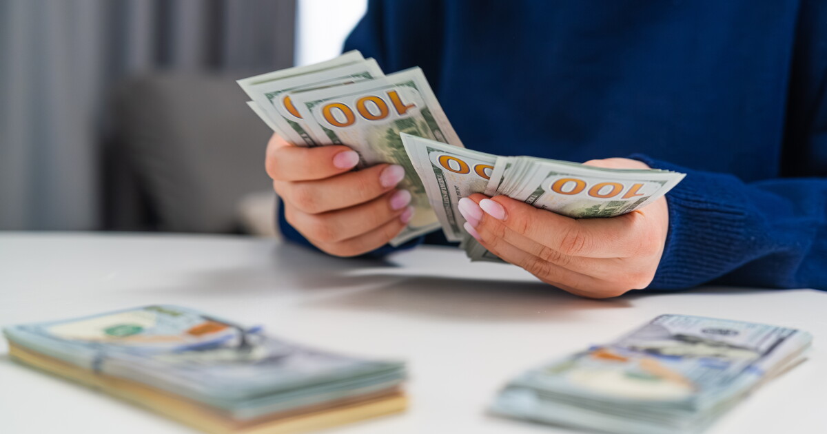 CEOs now earn 325 times more than workers, report says