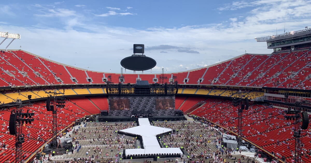 Live Blog | Parking lot gates open early as Taylor Swift mania continues in KCMO - Vimarsana News