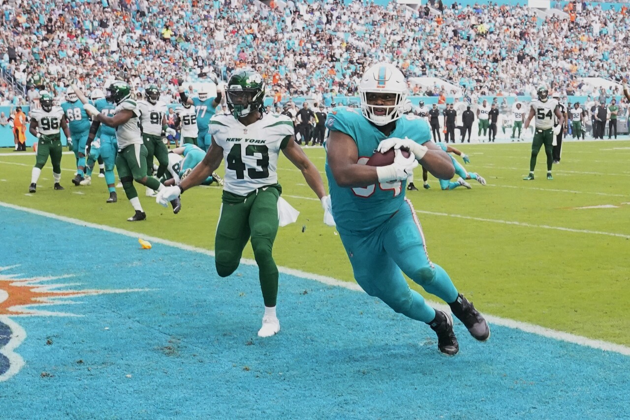 Miami Dolphins defensive end Christian Wilkins scores TD vs. New York Jets, Dec. 19, 2021