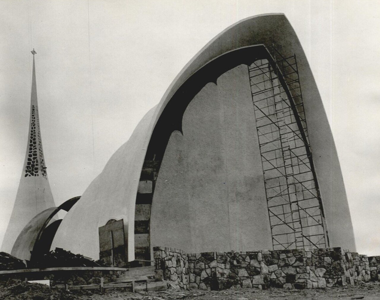 Broken Arrow Chapel on the Hill, 1961.jpg