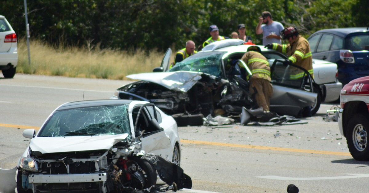 5 injured, 1 critically, after 3vehicle crash in Layton