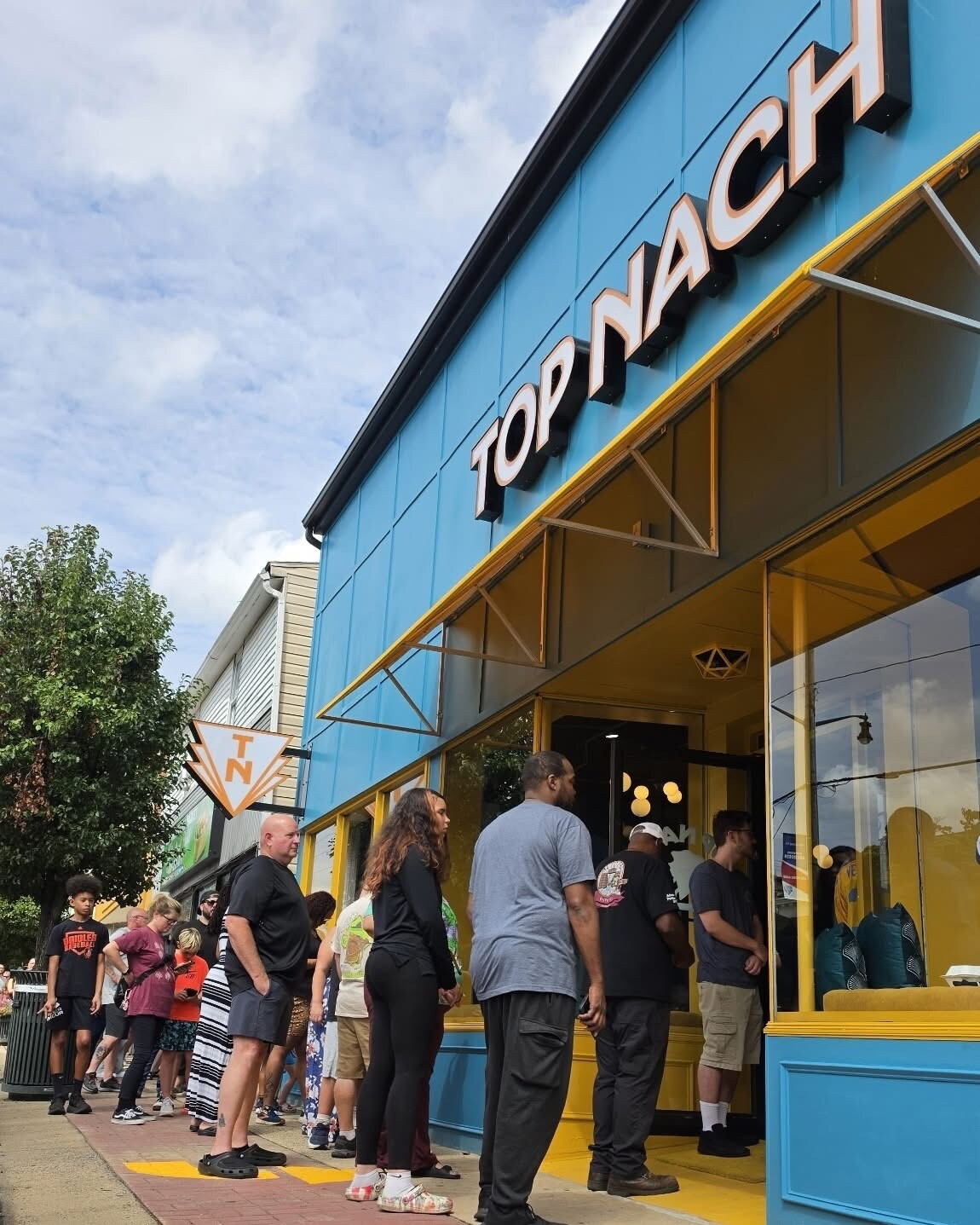 A line outside of Top Nach