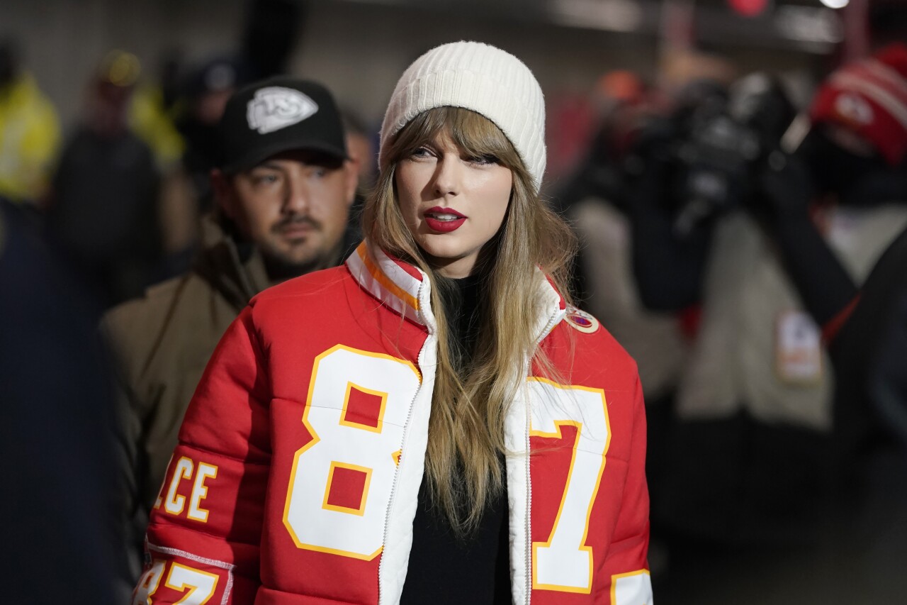 Taylor Swift arrives at Arrowhead Stadium wearing Kansas City Chiefs tight end Travis Kelce jacket before wild-card playoff game vs. Miami Dolphins, Jan. 13, 2023