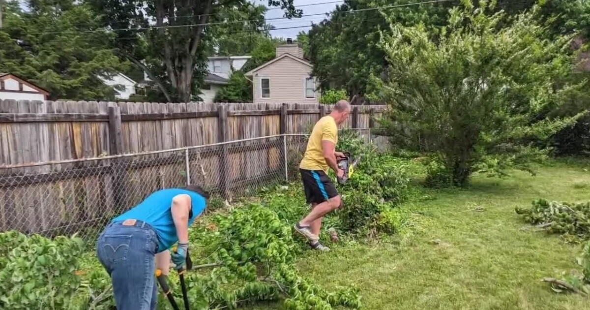 Neighbors step in to help clean up elderly woman's yard - Vimarsana News