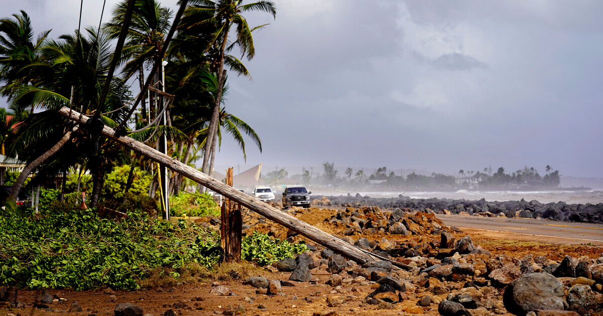 Hurricane Lowell battered Hawaii's western islands and is linked to at least 2 deaths