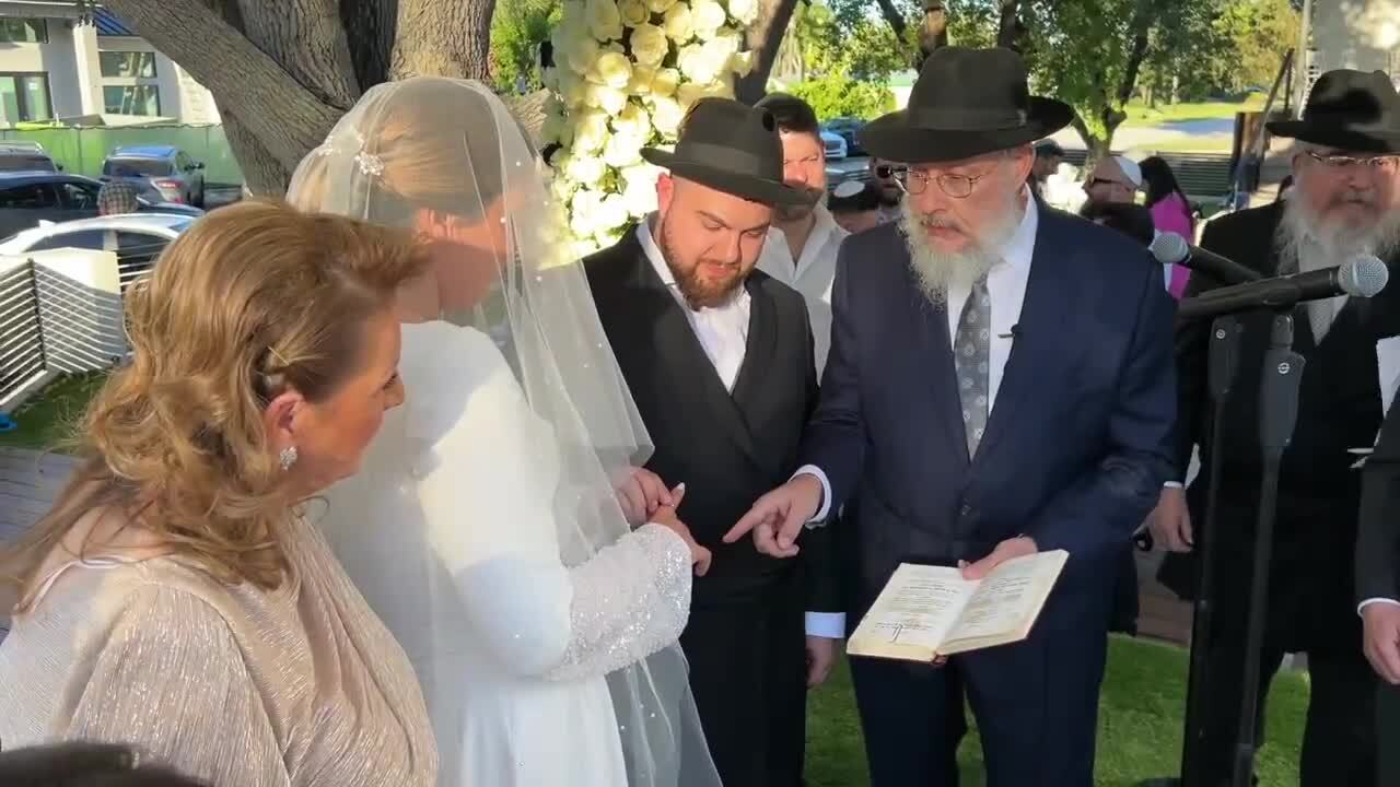 Zalam and Daniella Raksin were married at the Jewish Community Synagogue in North Palm Beach. Oct. 18, 2023