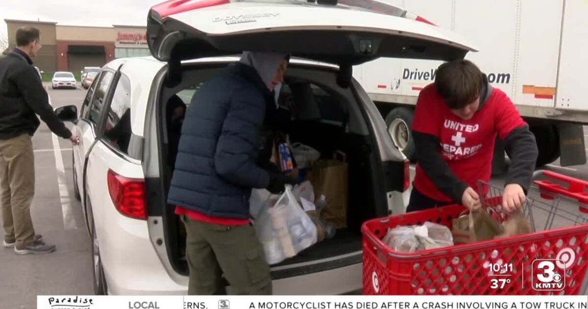 Omaha Boy Scouts go 'Scouting for Food'
