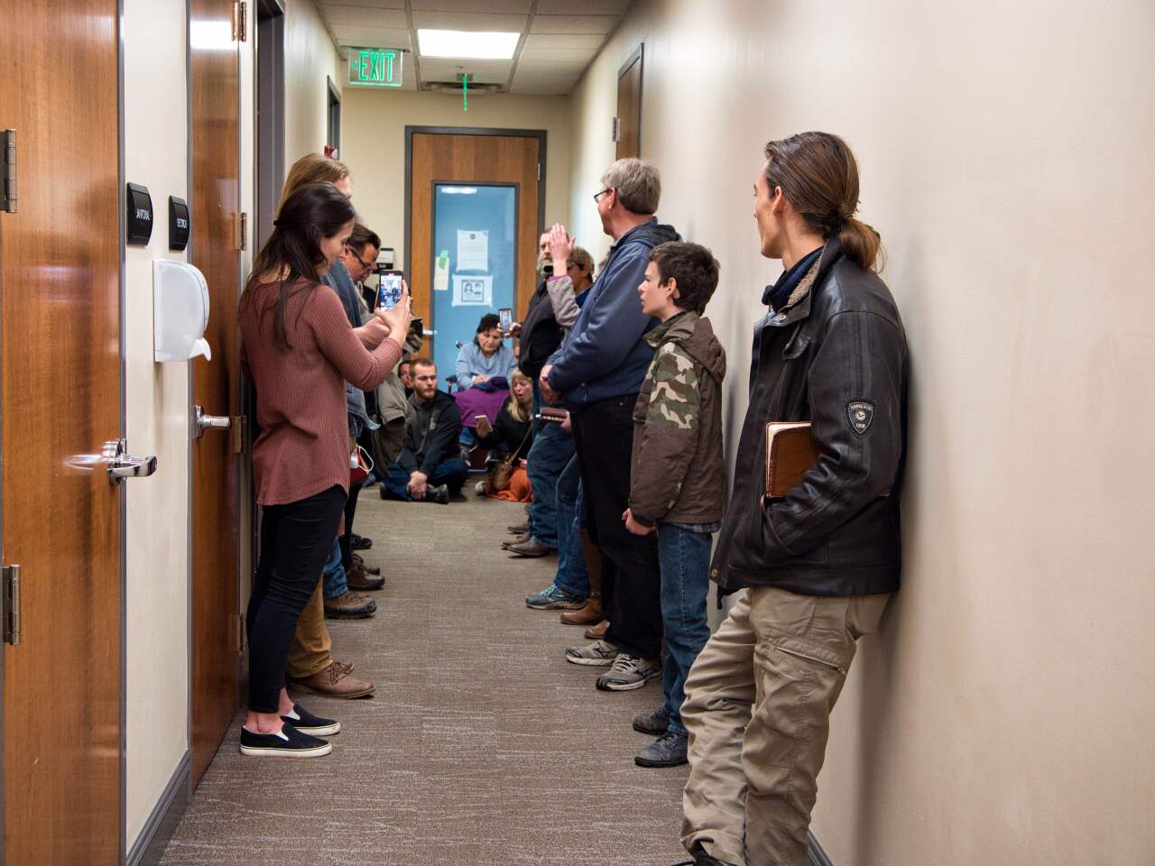 Group blocks door to abortion clinic