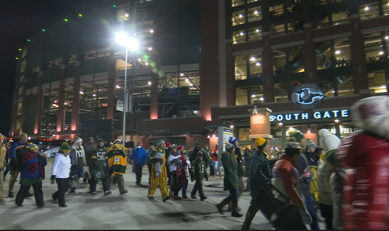 Packers vs. Browns: Fans celebrate Christmas at Lambeau Field