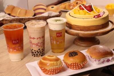 85°C Bakery Cafe: Drinks, cake, and pastries. 