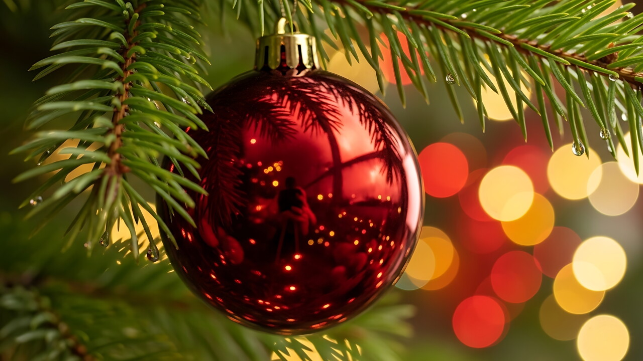 Red,Christmas,Ball,Ornament,On,Pine,Tree