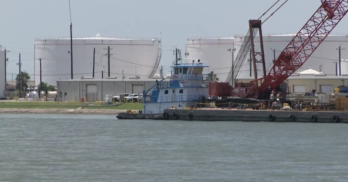 Crews working to remove 26-foot boat from Corpus Christi Ship Channel - Vimarsana News