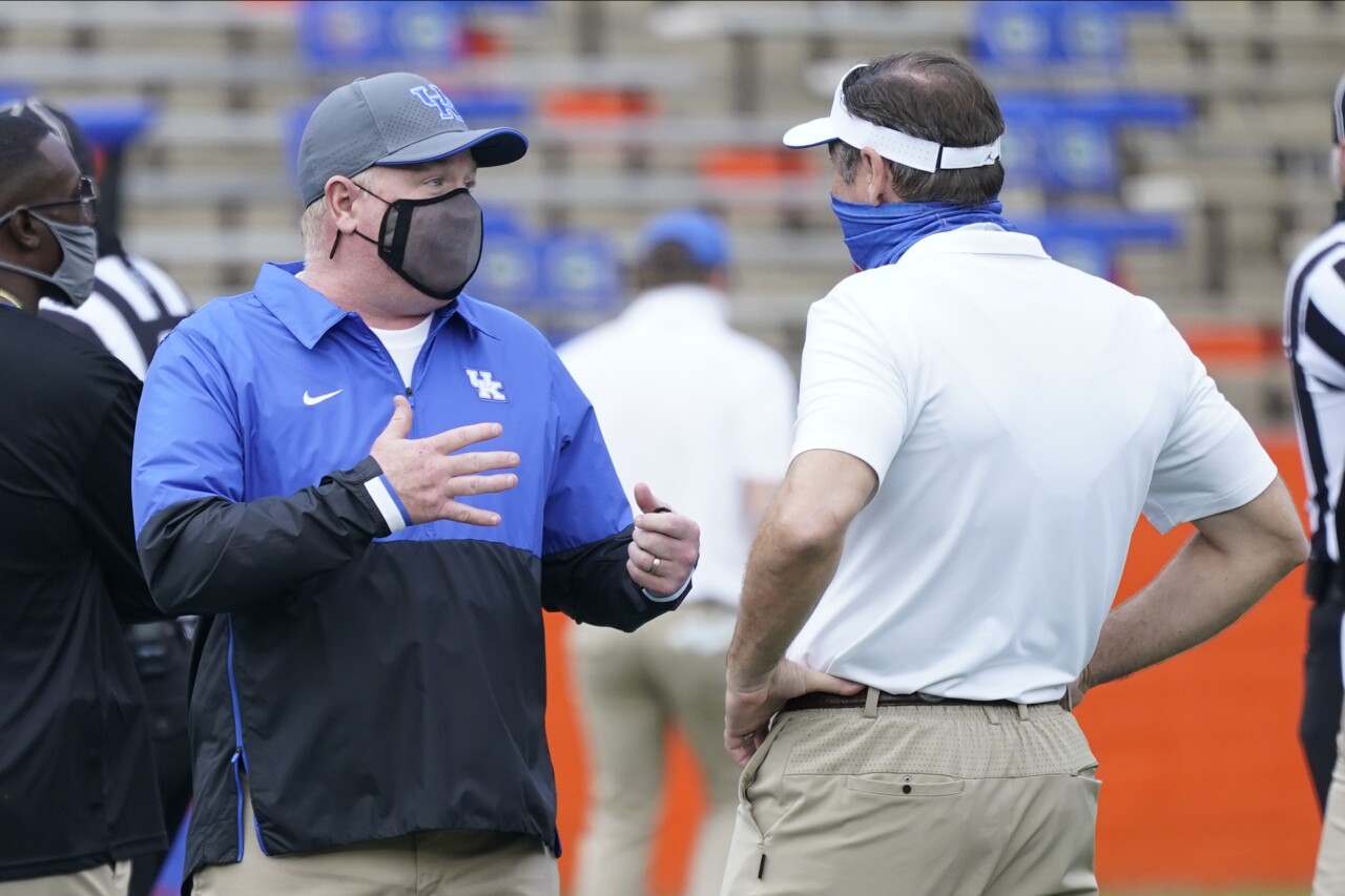 Kentucky Wildcats head coach Mark Stoops greets Florida Gators head coach Dan Mullen in 2020