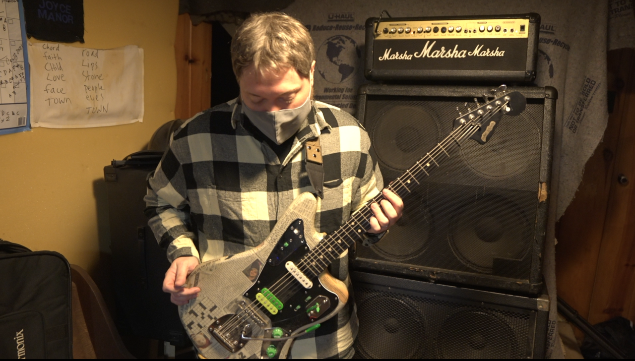 Cale Sauter practicing during a set