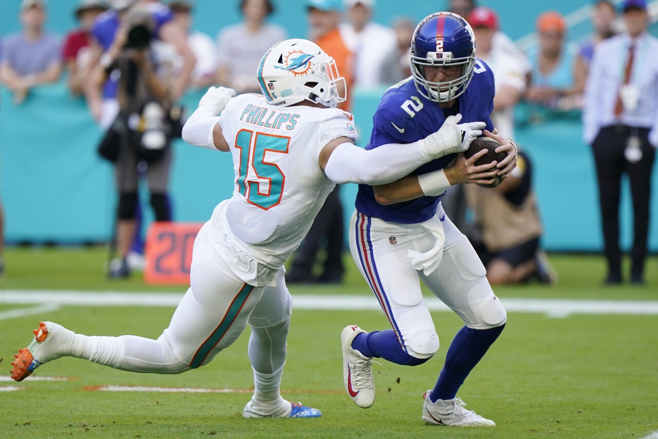 Miami Dolphins linebacker Jaelan Phillips sacks New York Giants QB Mike Glennon, Dec. 5, 2021