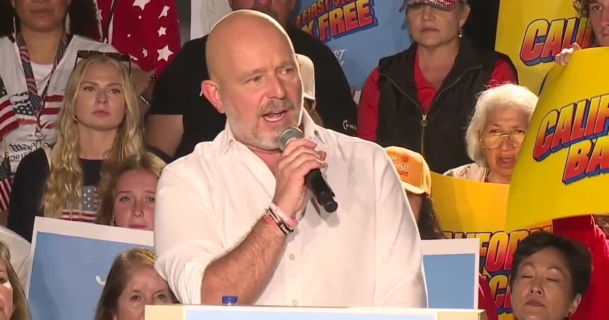 Governor hopeful Steve Hilton draws energized Oceanside crowd in final push before California midterms