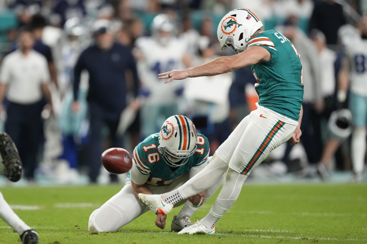 Miami Dolphins kicker Jason Sanders kicks field goal during second half vs. Dallas Cowboys, Dec. 24, 2023