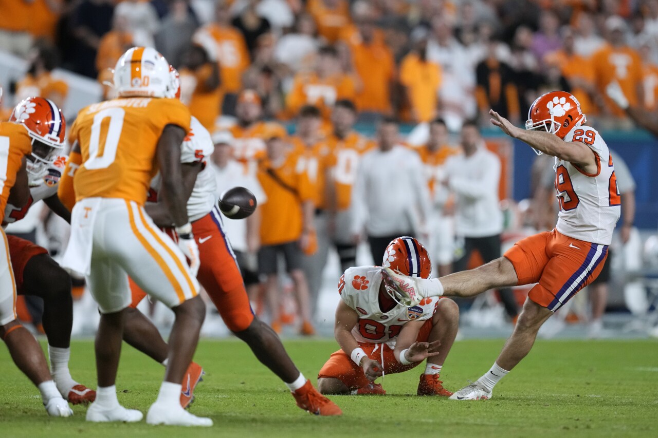 Clemson Tigers kicker B.T. Potter misses field goal attempt in second quarter of 2022 Orange Bowl