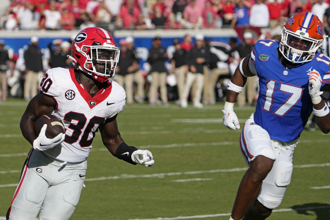 Georgia Bulldogs running back Daijun Edwards runs past Florida Gators linebacker Scooby Williams for 22-yard TD in third quarter, Oct. 28, 2023