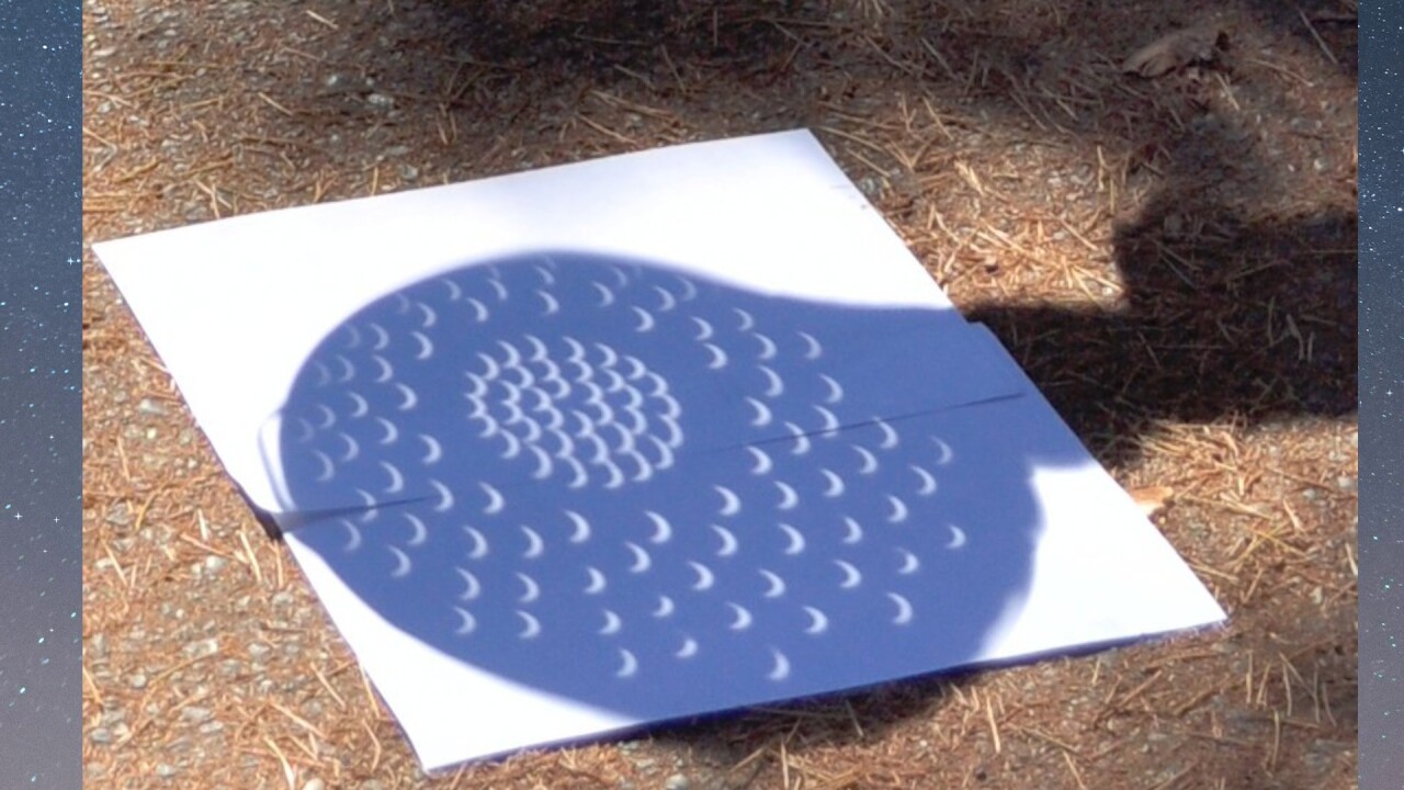 Pasta strainer to display eclipse phase