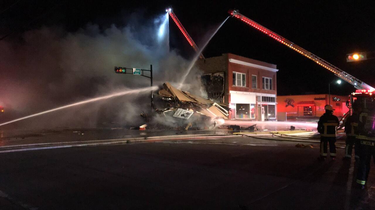 Oshkosh bar collapses during large fire