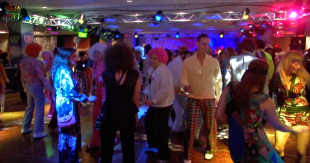 "The Brady Bunch" meets "90210" at the World's Largest Disco - Vimarsana News