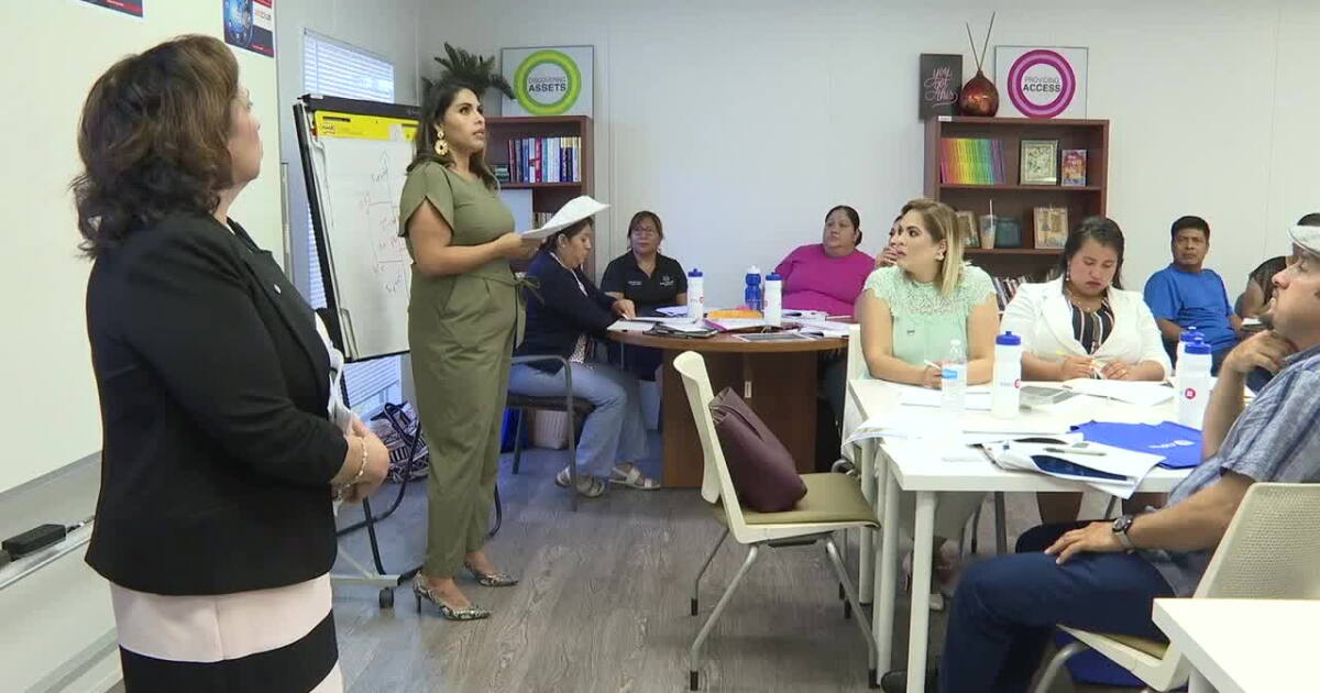 Latinas working full-time experience wage gap of nearly 43%, report says - Vimarsana News