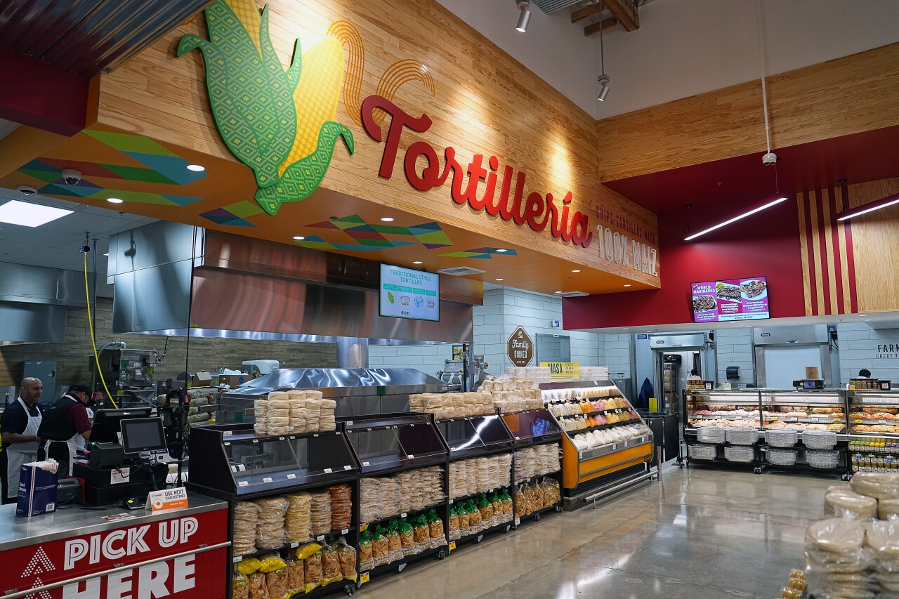 Tortillería [offers freshly made tortillas]. 