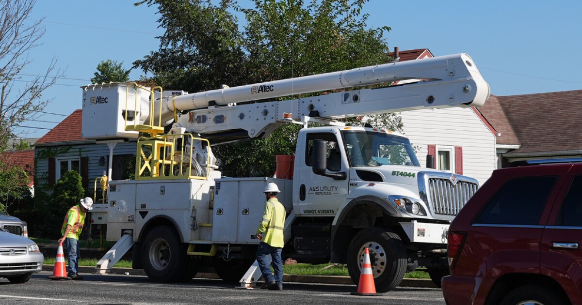 Photo: scrippsnews.com An electrical worker work power on the street for repair power in Gary, Ind, Thursday, Aug. 20, 2026, more than a week after