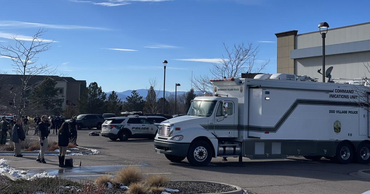 Barricaded bank robbery suspect in Greenwood Village hotel surrenders