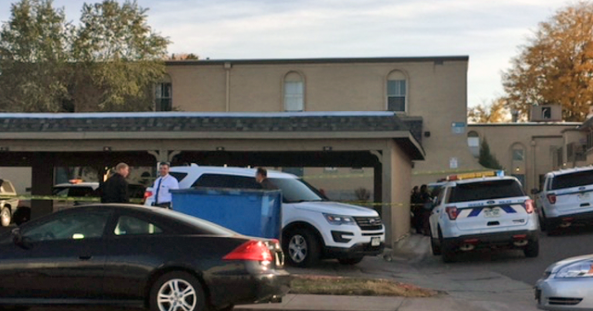 Police Investigate Homicide At Apartment Complex In Se Denver