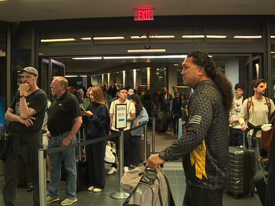 sd_airport_line_crowd_032726.png