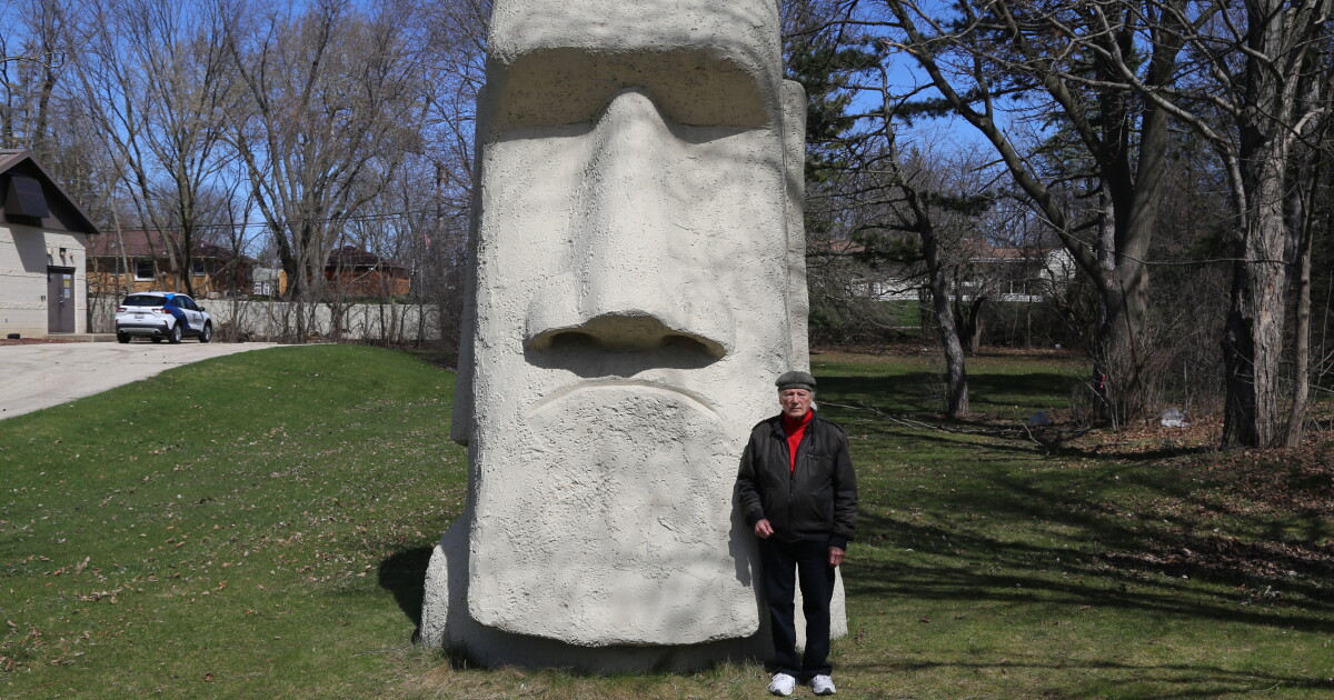 The story behind New Berlin's Easter Island statue - Vimarsana News