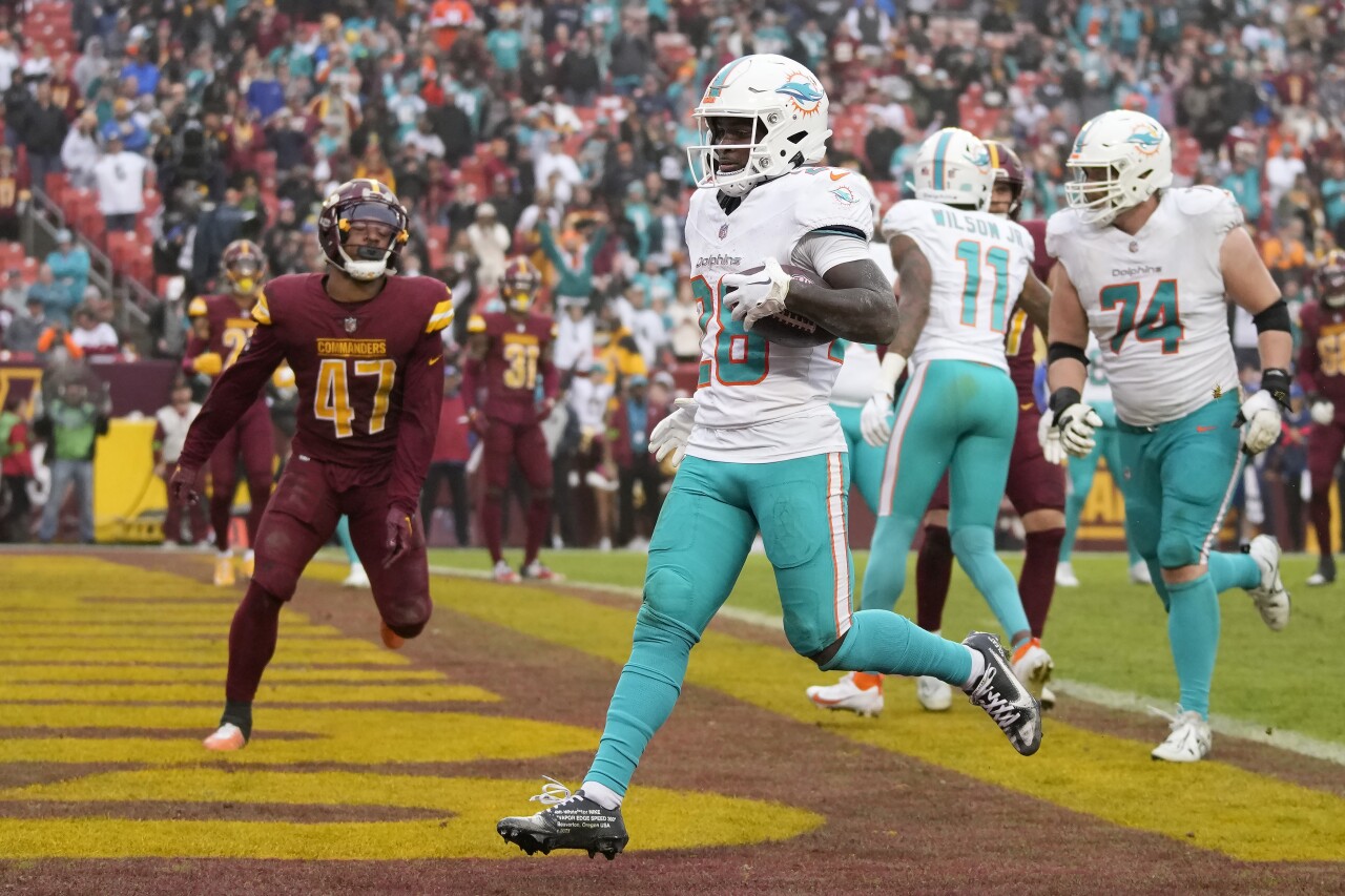 Miami Dolphins running back De'Von Achane scores TD at Washington Commanders, Dec. 3, 2023
