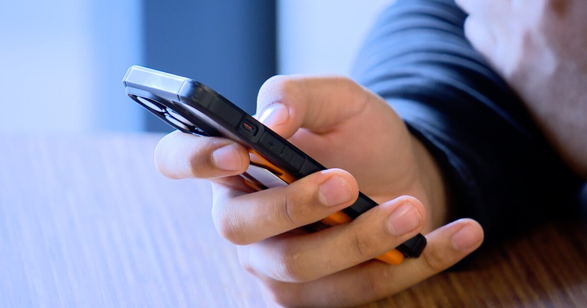 'I Googled through my phone': The generational divide on consuming news - Vimarsana News