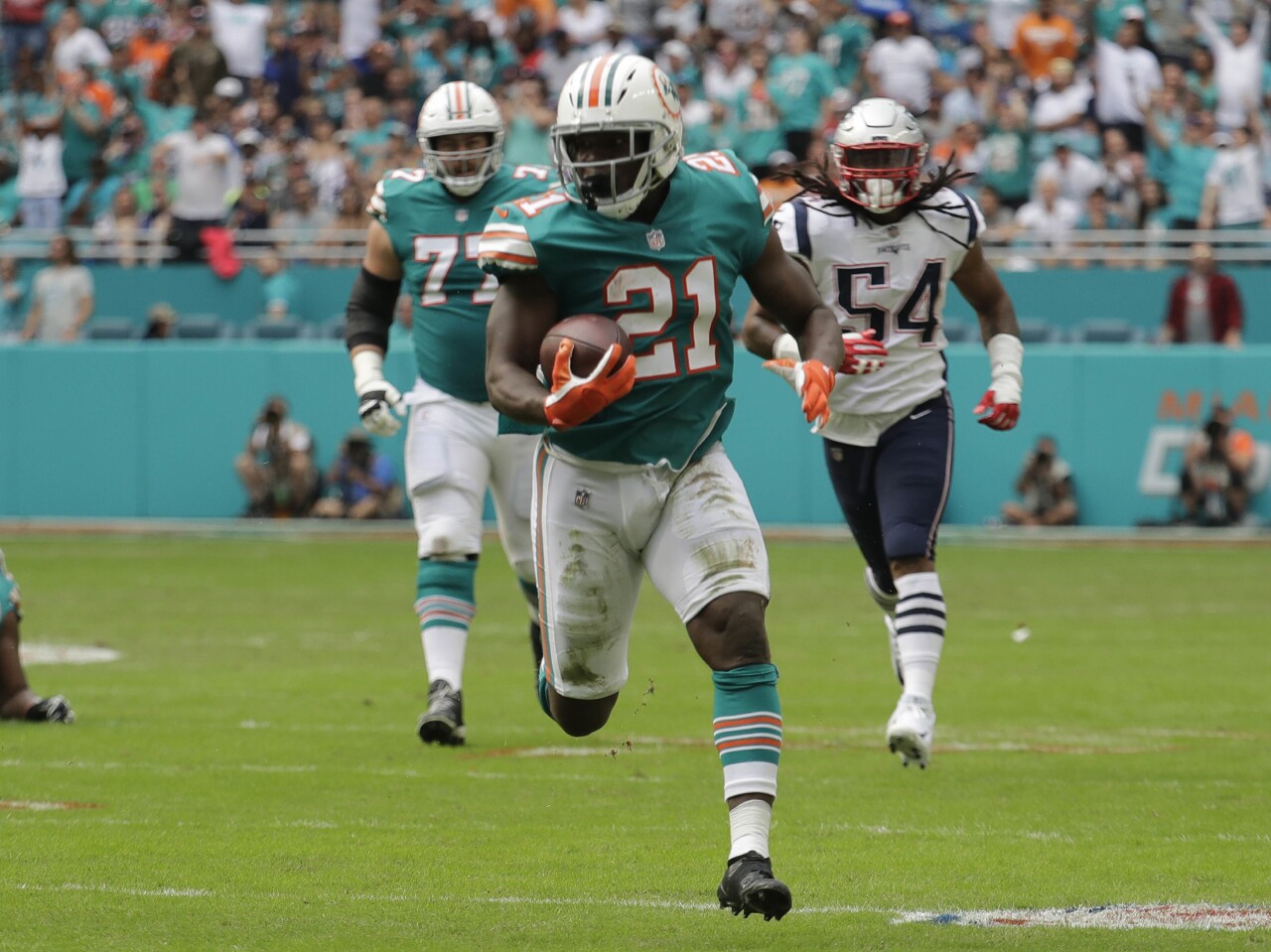 Miami Dolphins running back Frank Gore runs vs. New England Patriots, Dec. 9, 2018