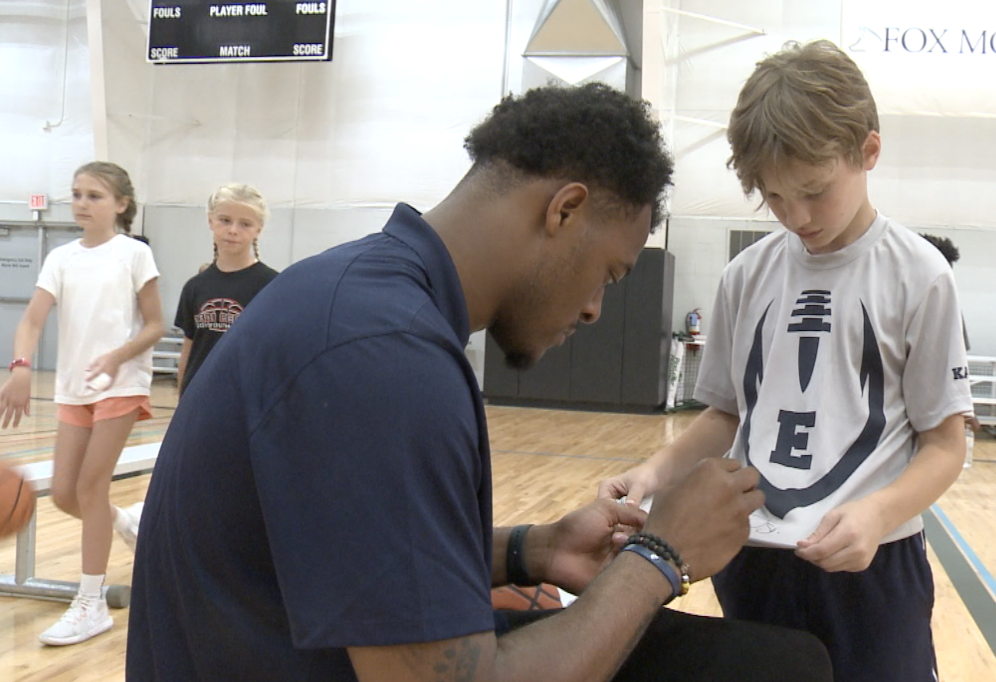 Xavier Tillman signs autographs