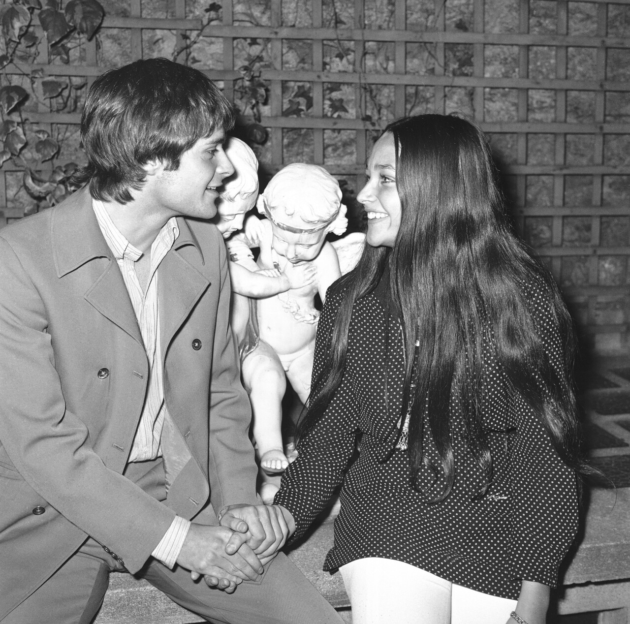 Olivia Hussey and Leonard Whiting speak in Paris hotel in 1968