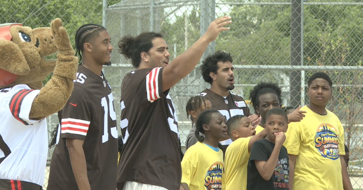 Browns rookies spend day at Cleveland rec center with local kids
