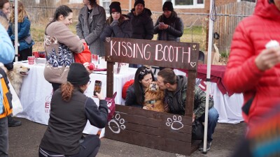 Goldens in Golden kissing booth_Denver7