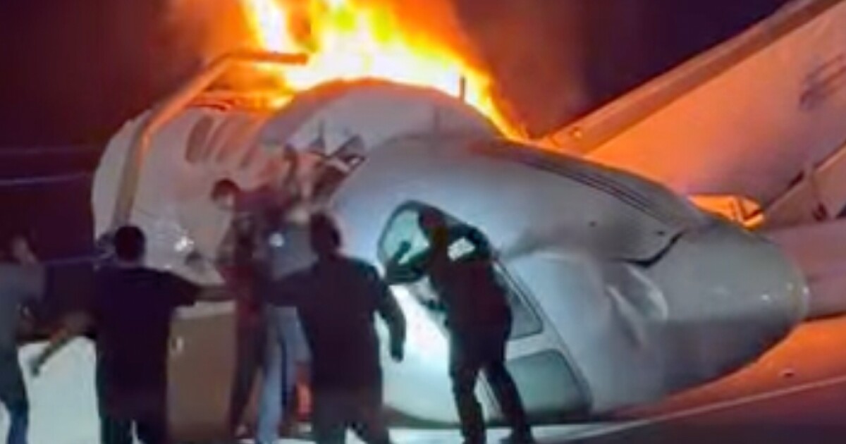 National News Bystanders rush to rescue passengers after small plane crashes on Texas highway Diego Mendoza, Martin Goillandeau, Chris Boyette