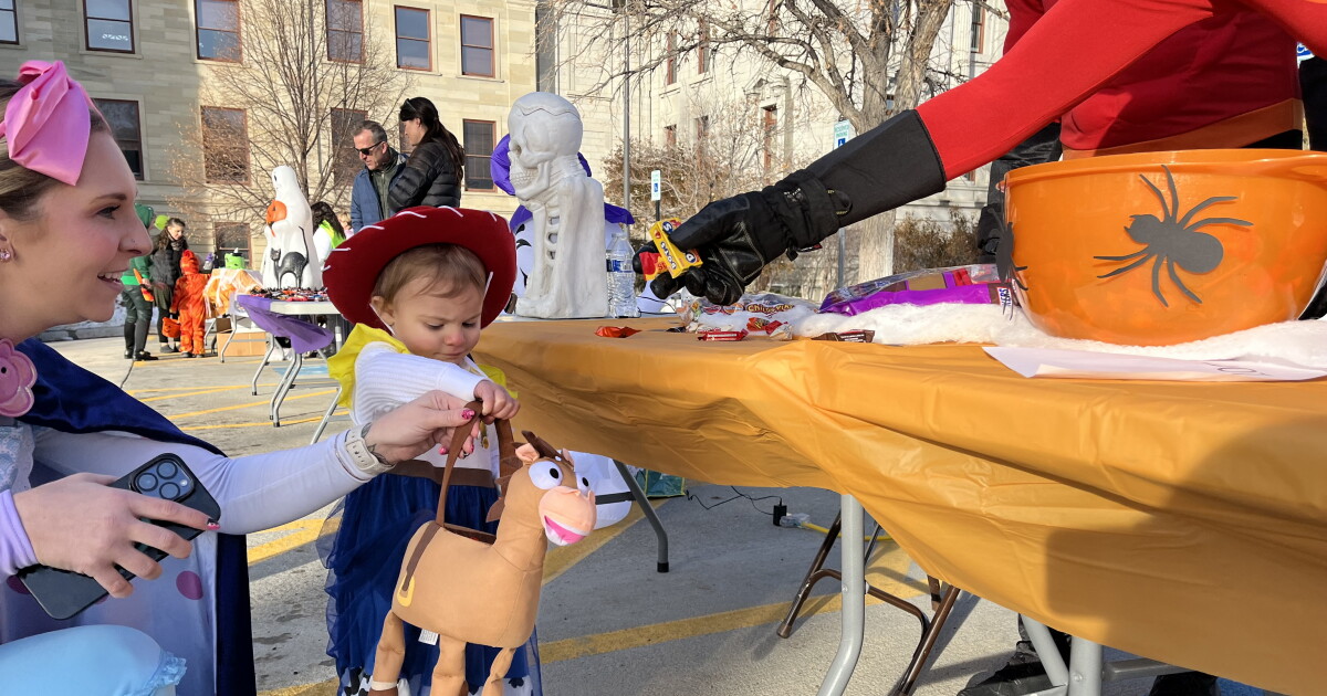 Dinosaurs, Elsas and Spider-men Oh My! Trick-or-Treating in Helena - Vimarsana News